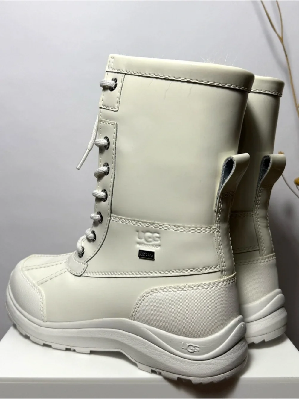 UGG Adirondack lll Patent Boot in All White Lace-Up Winter Ankle Boots | Size 6